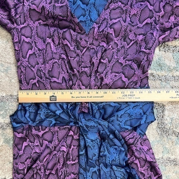 Delfi Mini Dress Jac Tie Snakeskin Print  XS Long Sleeve V-Neck Tie Waist Satin - Picture 12 of 13